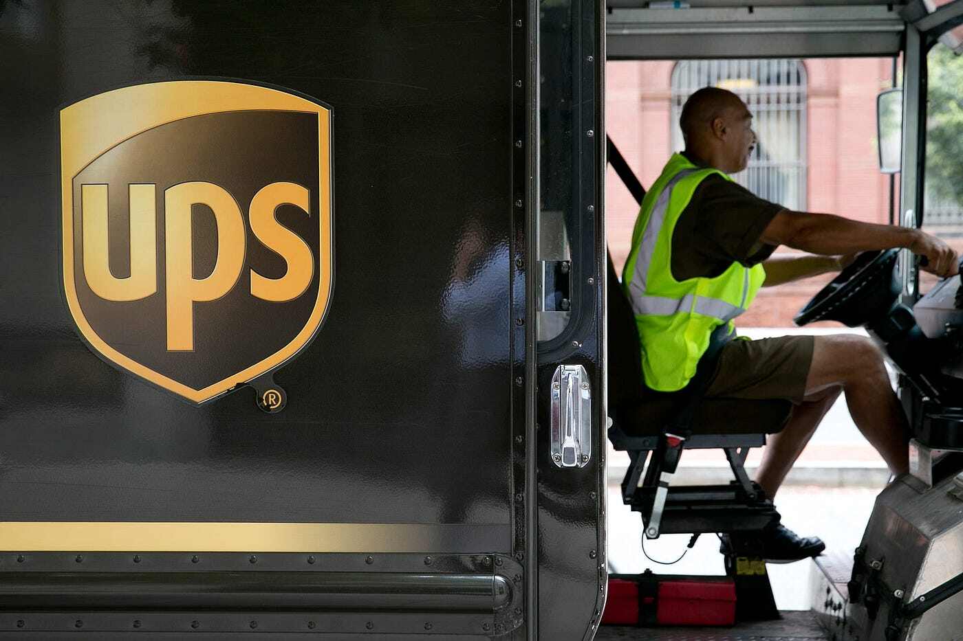 Mastering UPS Surcharges for 2024 Key Changes and Strategic Insights for Businesses