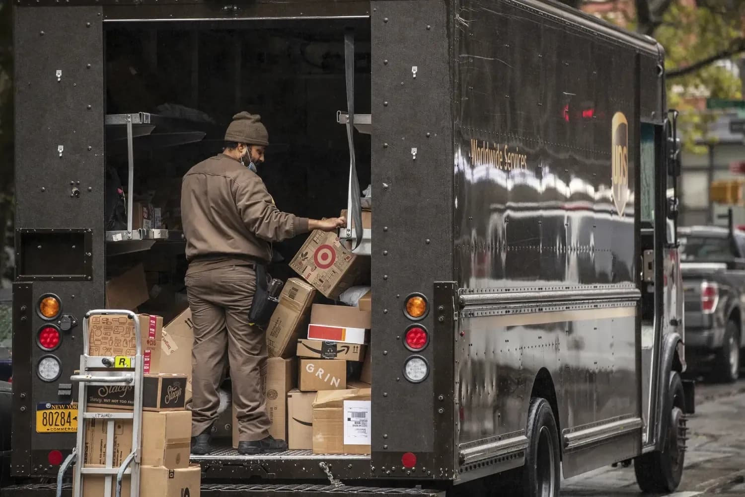 Understanding UPS Demand Surcharge Key Strategies for Managing Costs During Peak Shipping Seasons
